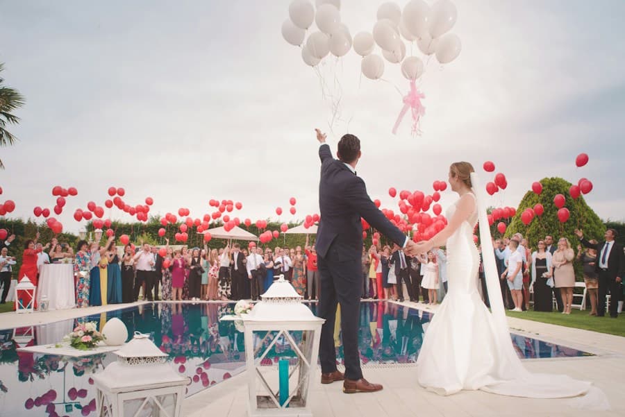 Una pareja celebra su boda al aire libre